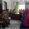 Petugas Satpol PP Kuningan saat memberikan sangsi kepada pelanggar parkir di jalan Siliwangi